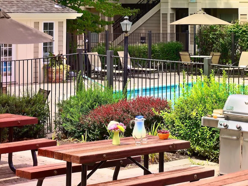 Sonesta Simply Suites Memphis East Poplar Pike
